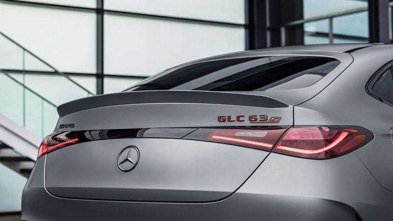 Кросс-купе Mercedes-Benz GLC получило сразу две версии от AMG