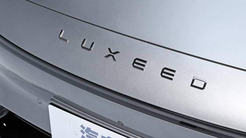 Huawei и Chery представили новый электроседан Luxeed S7