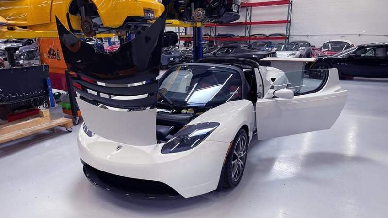 С молотка уйдёт практически новый Tesla Roadster из прошлого