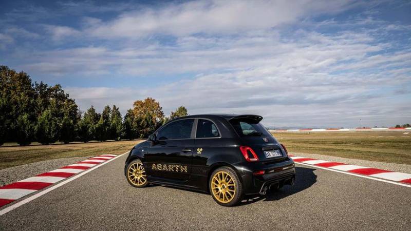 Юбилейный Abarth 695 75° Anniversario