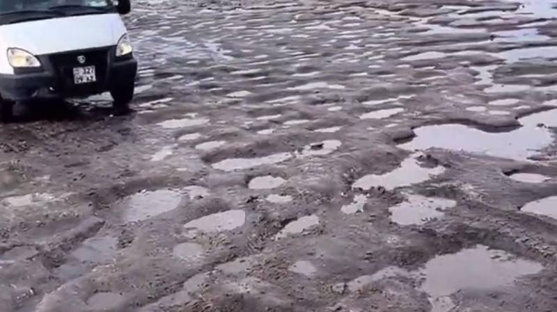 «Лунная» дорога в Караганде ужаснула водителей и пользователей соцсетей