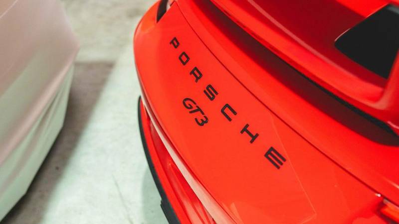 На продажу выставлен автовоз, загруженный редкими Porsche