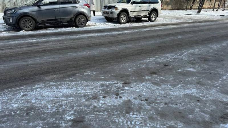 Снегопад парализовал улицы Алматы минувшим вечером
