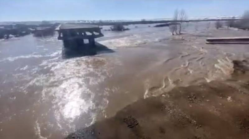 Уходят под воду дороги, взлётные полосы и жилые дома из-за паводков в Казахстане