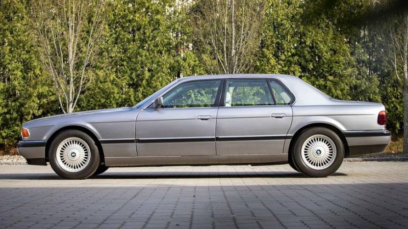 BMW показала секретный прототип «семёрки» с V16 из 1990-х