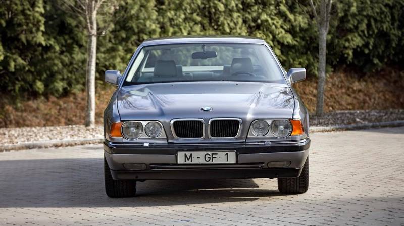 BMW показала секретный прототип «семёрки» с V16 из 1990-х