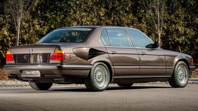 BMW показала секретный прототип «семёрки» с V16 из 1990-х