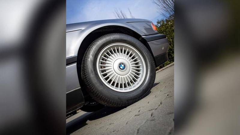 BMW показала секретный прототип «семёрки» с V16 из 1990-х