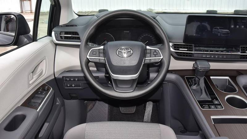 Минивэн Toyota Sienna в Китае получил полный привод и подешевел