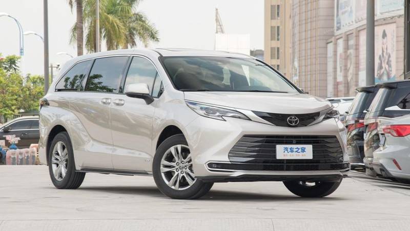 Минивэн Toyota Sienna в Китае получил полный привод и подешевел