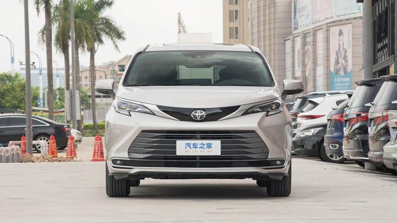 Минивэн Toyota Sienna в Китае получил полный привод и подешевел