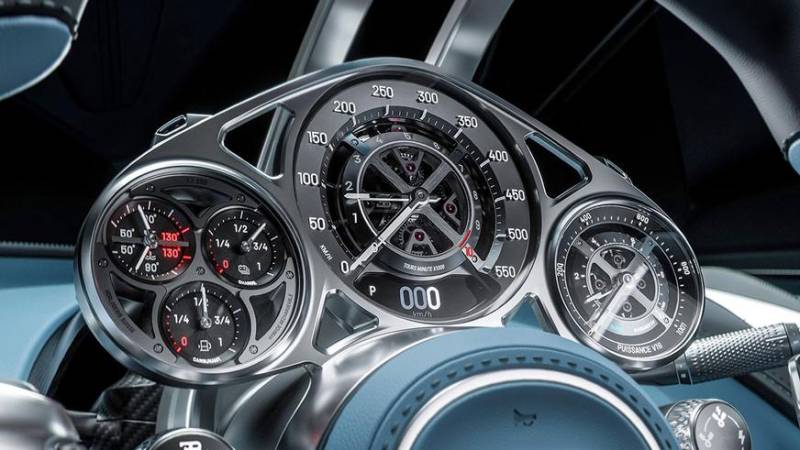 Bugatti показала Tourbillon: 1800 гибридных сил и хронометры в салоне