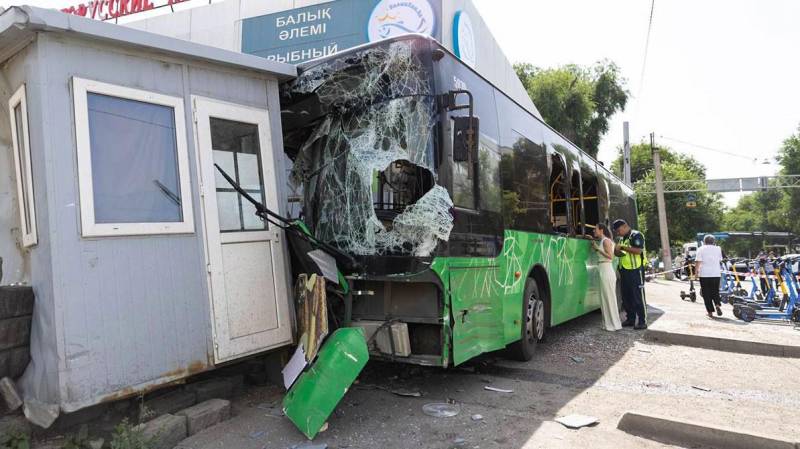 Крупное ДТП с автобусом в Алматы. Один человек погиб