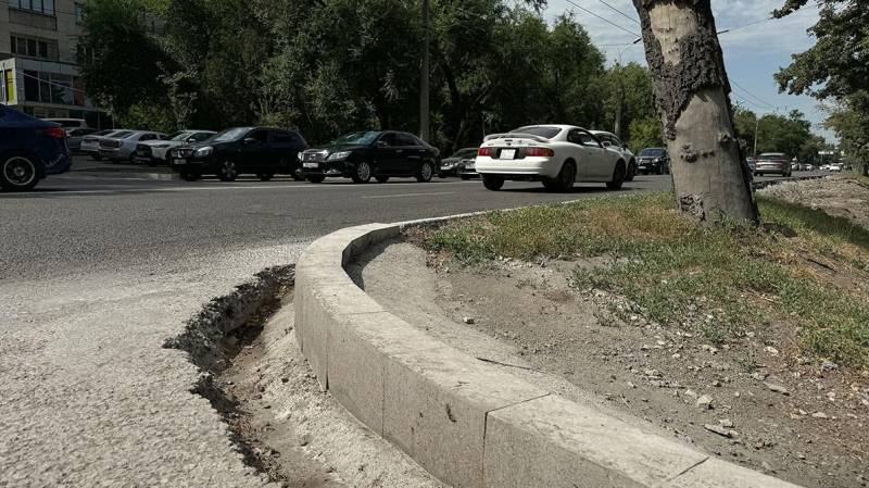 Опасные для колёс (и не только) бордюры продолжают устанавливать в Алматы