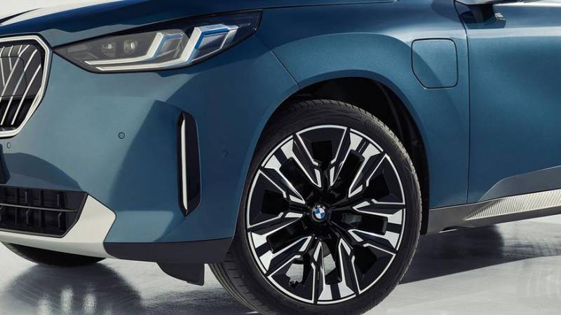 У BMW вышло новое поколение X3: электрификация и экраны