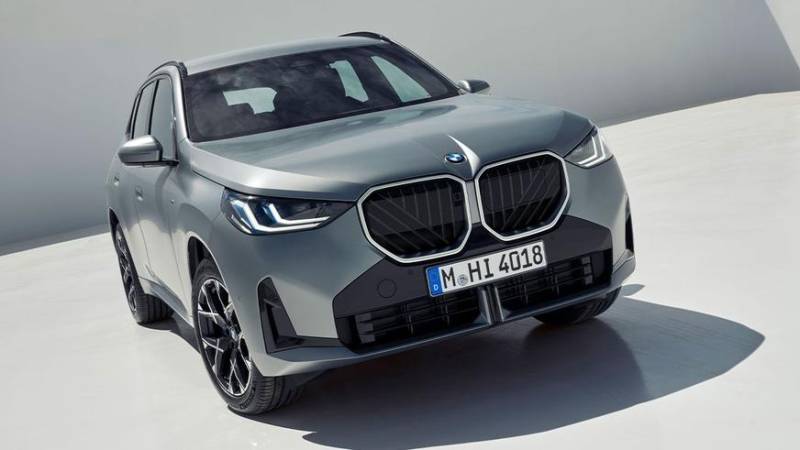 У BMW вышло новое поколение X3: электрификация и экраны