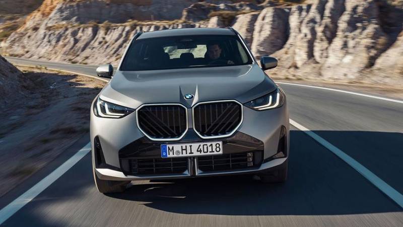 У BMW вышло новое поколение X3: электрификация и экраны