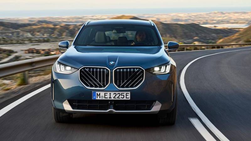 У BMW вышло новое поколение X3: электрификация и экраны