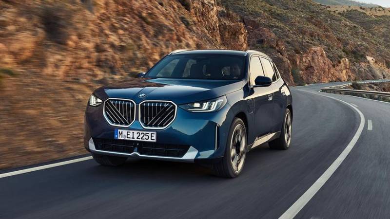 У BMW вышло новое поколение X3: электрификация и экраны