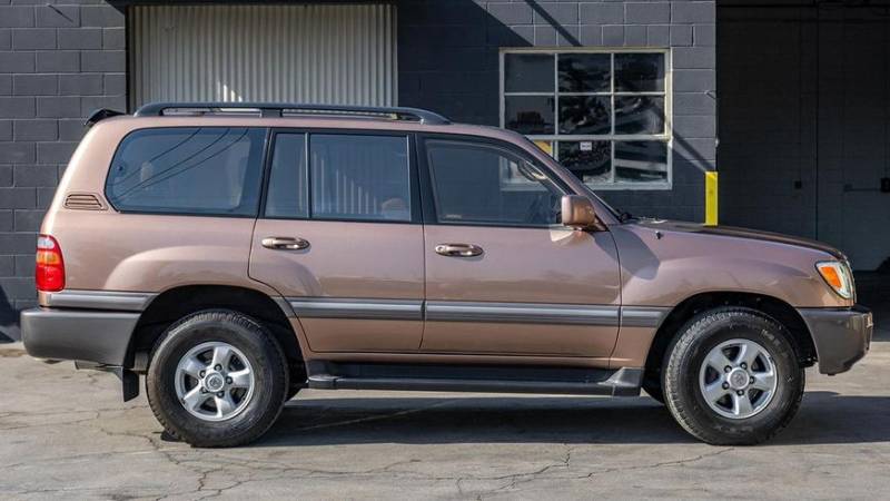 Land Cruiser 100 с небольшим пробегом замечен на аукционе