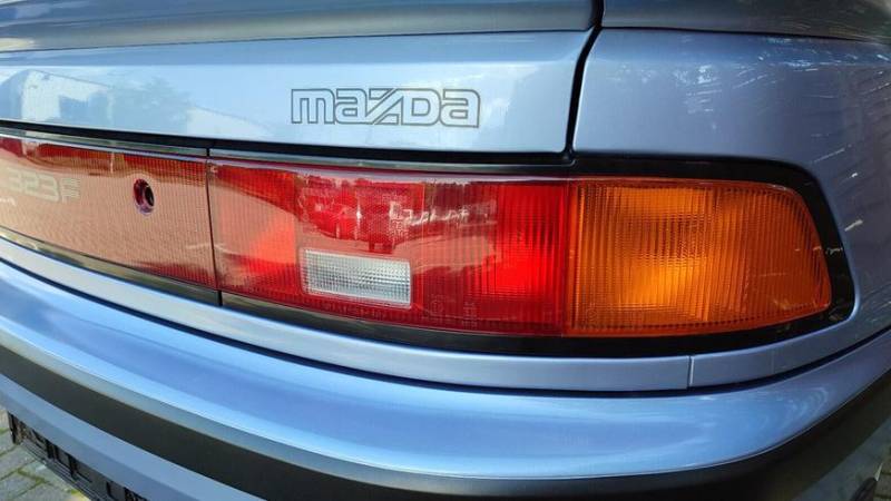 Практически новую 34-летнюю Mazda 323F нашли в Польше