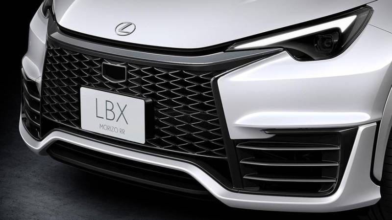 У Lexus появился небольшой, но злой кроссовер на механике