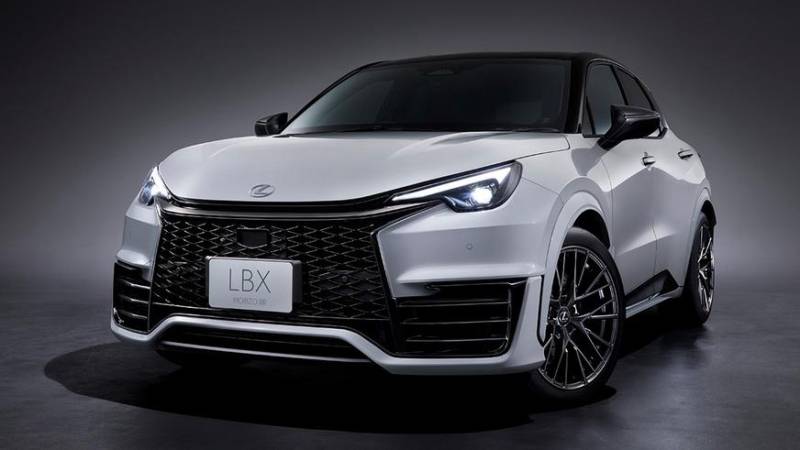 У Lexus появился небольшой, но злой кроссовер на механике