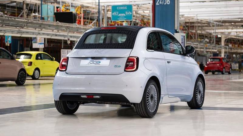 Сборку батарейного Fiat 500e приостановят — он никому не нужен