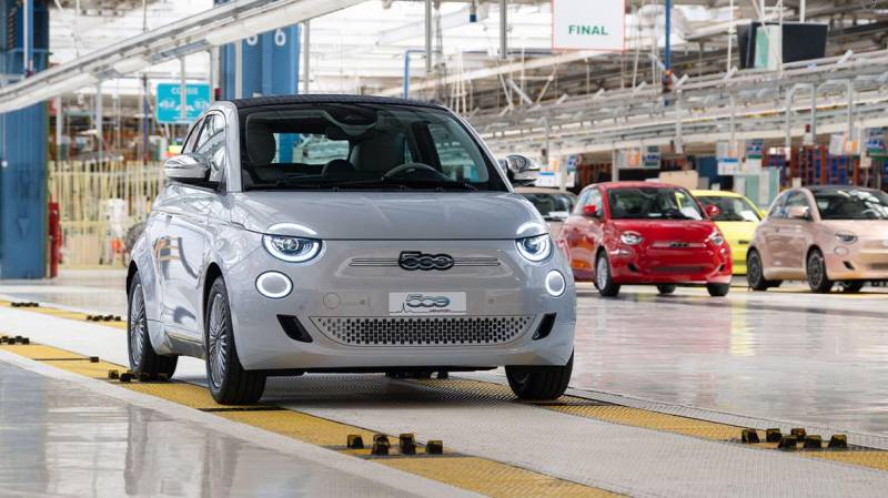 Сборку батарейного Fiat 500e приостановят — он никому не нужен