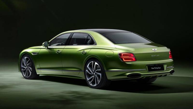 Седан Bentley Flying Spur стал мощным гибридом с V8