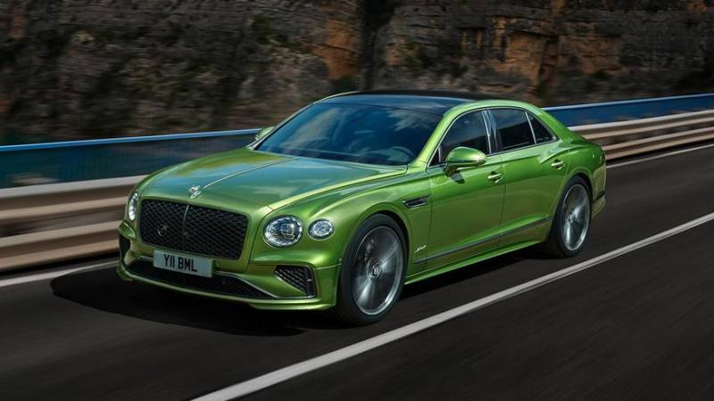 Седан Bentley Flying Spur стал мощным гибридом с V8