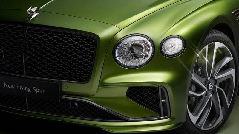 Седан Bentley Flying Spur стал мощным гибридом с V8