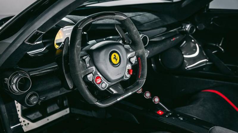 Ferrari LaFerrari почти без пробега оценили дороже Bugatti Chiron