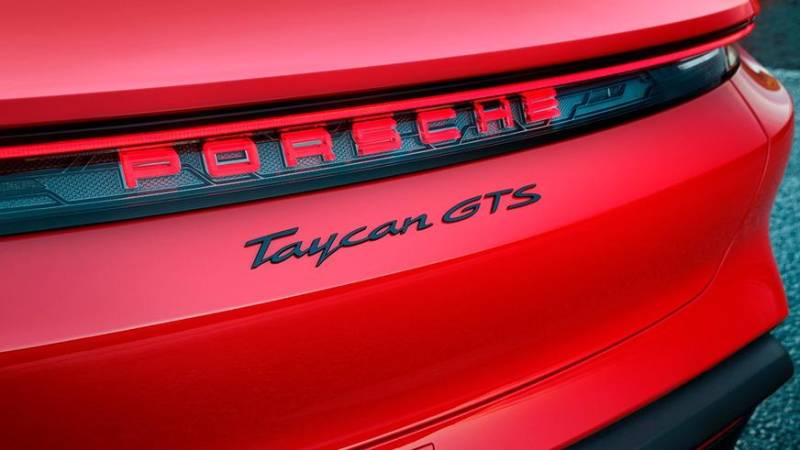 Обновлённый Porsche Taycan получил три дополнительные версии