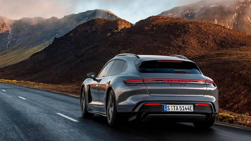 Обновлённый Porsche Taycan получил три дополнительные версии