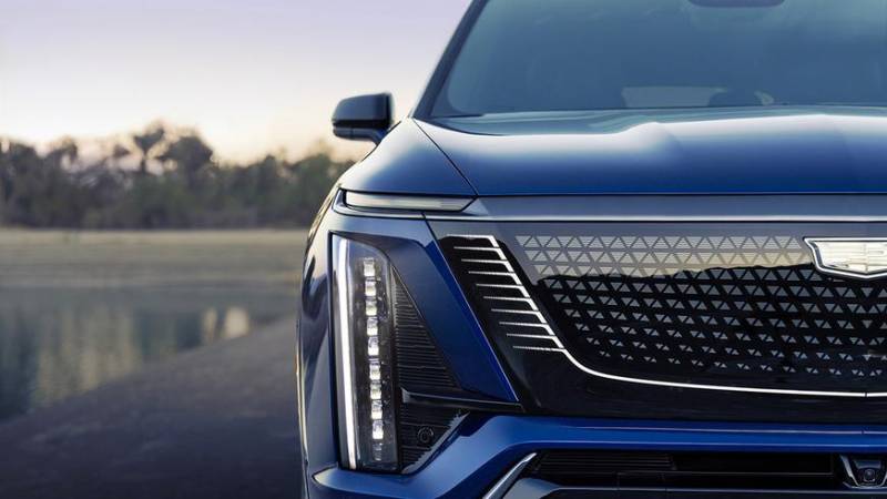 У Cadillac появился большой электрокроссовер Vistiq