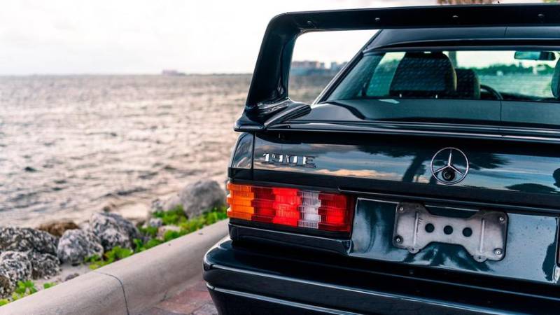 В продаже появился уникальный Mercedes-Benz 190E Evo II. Он новый