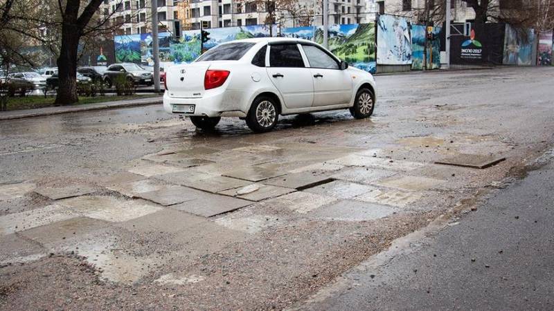 Заплатки после раскопок на дорогах Алматы хотят объявить вне закона