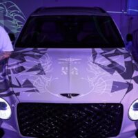 Bentley презентовала “татуированный“ автомобиль на Неделе искусств