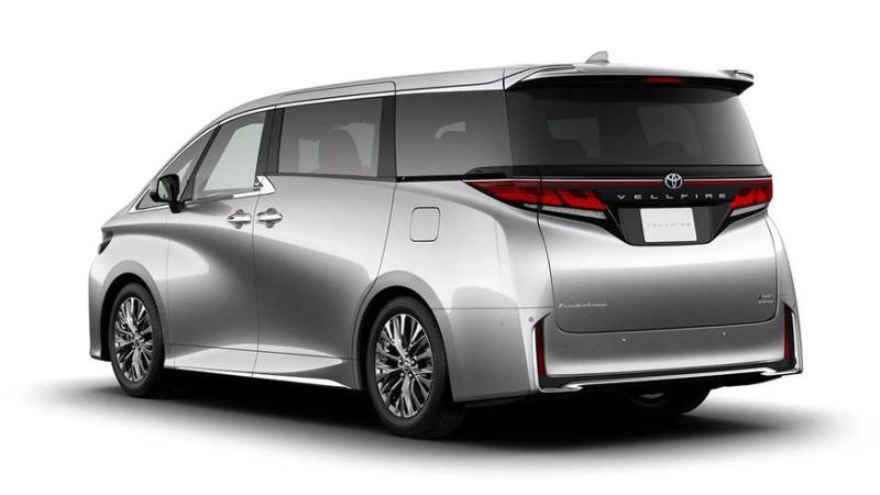 Toyota Alphard стал четырёхместным плагин-гибридом