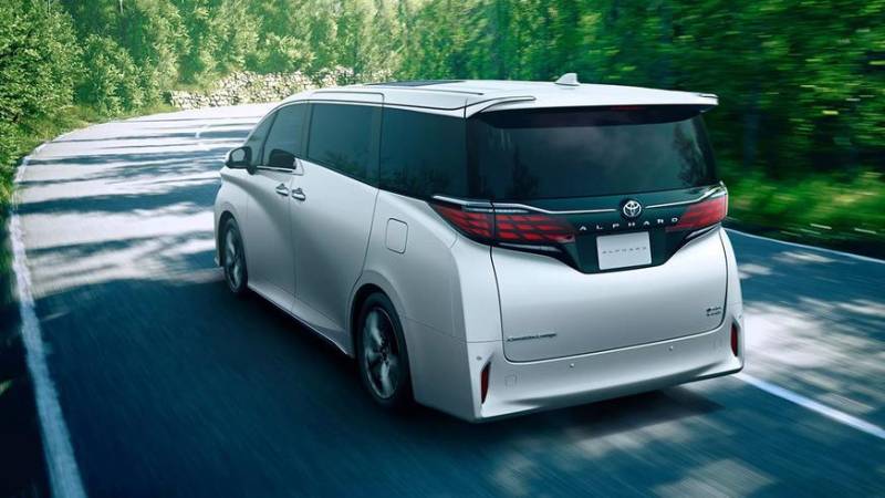 Toyota Alphard стал четырёхместным плагин-гибридом